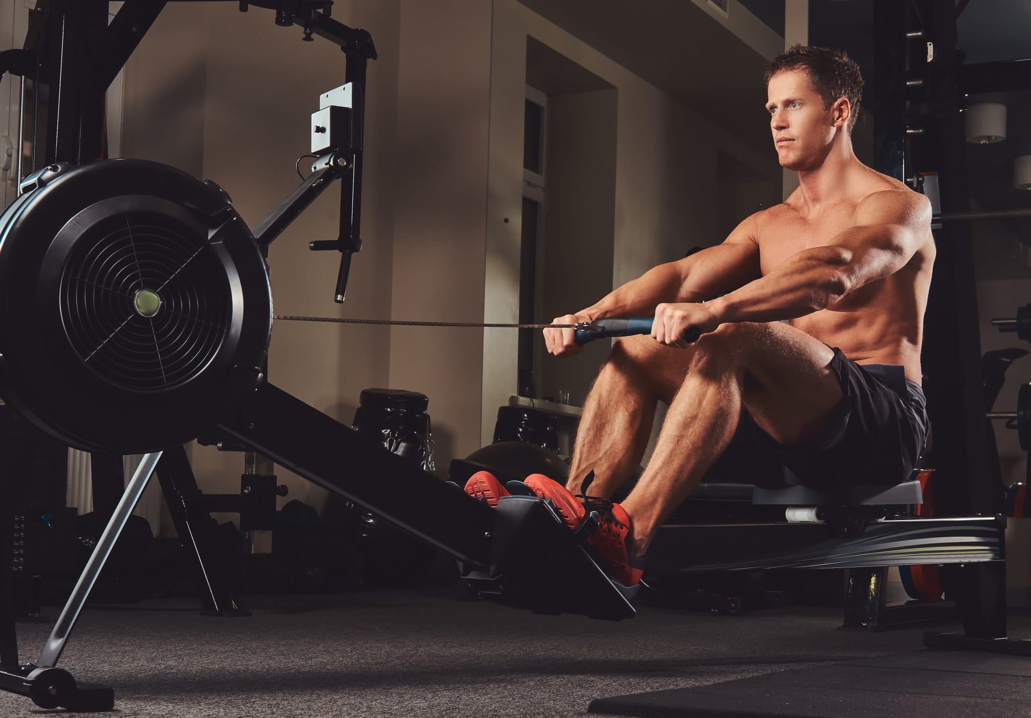 Rameur et musculation : phase de drive puissante sur rameur à air