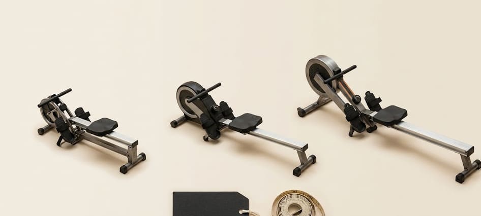 Trois rameurs d'appartement abordables alignés en flat lay studio — sélection rameur pas cher Decathlon 2026
