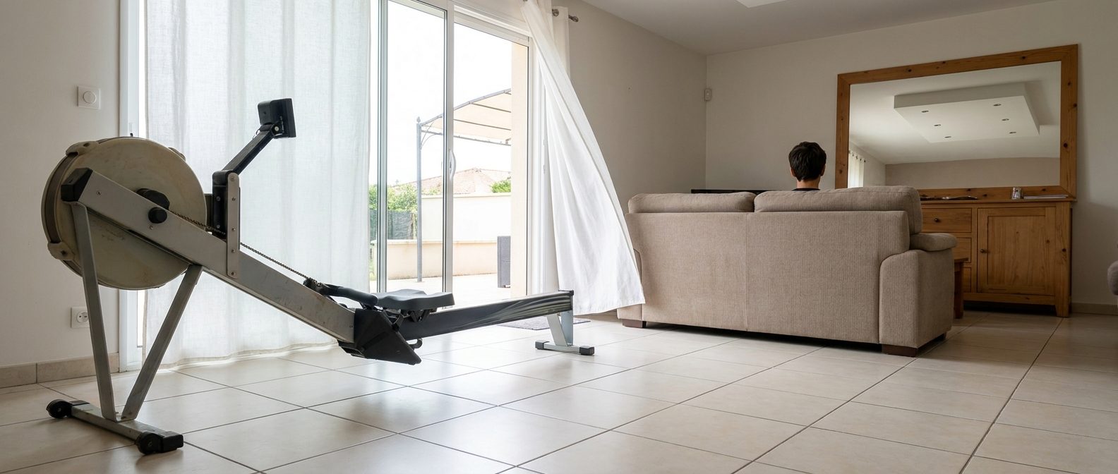 Rameur d'appartement dans un séjour de maison de plain-pied
